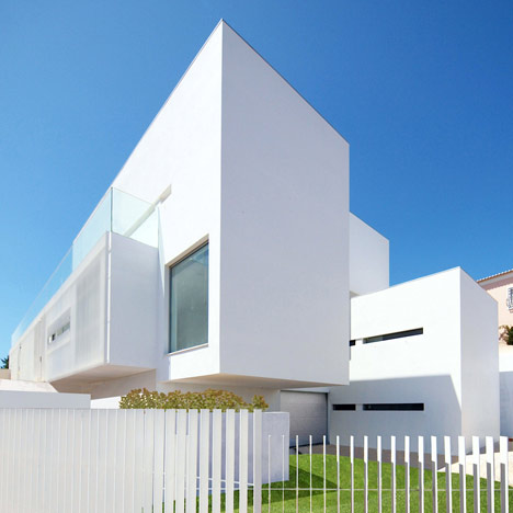 House in Paco de Arcos by Jorge Mealha Arquitecto