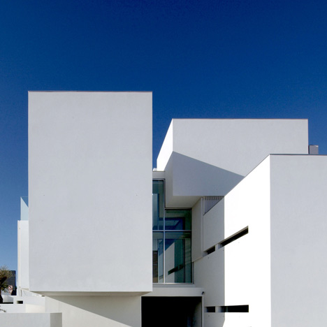 House in Paco de Arcos by Jorge Mealha Arquitecto