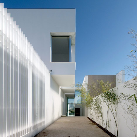 House in Paco de Arcos by Jorge Mealha Arquitecto