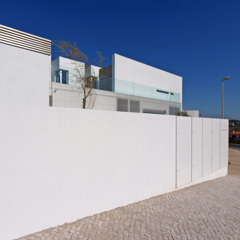 House in Paco de Arcos by Jorge Mealha Arquitecto