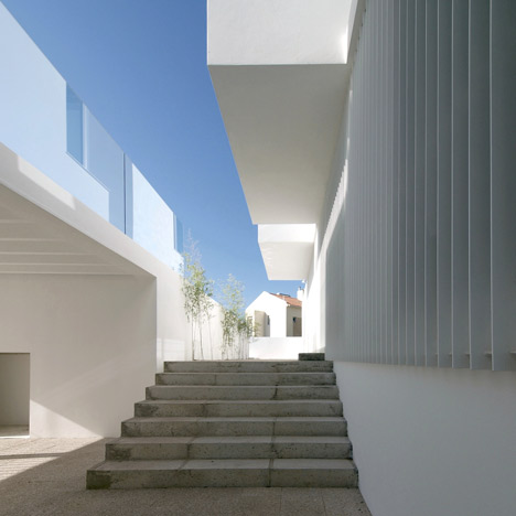 House in Paco de Arcos by Jorge Mealha Arquitecto