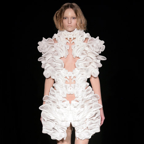 Escapism by Daniel Widrig and Iris van Herpen
