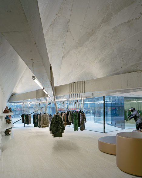 Foeger Woman Pure by Pedrocchi Architekten Foeger Woman Pure by Pedrocchi Architekten