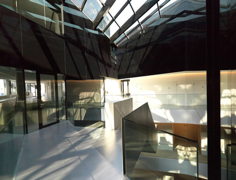 MP09 Black Panther by GS Architects