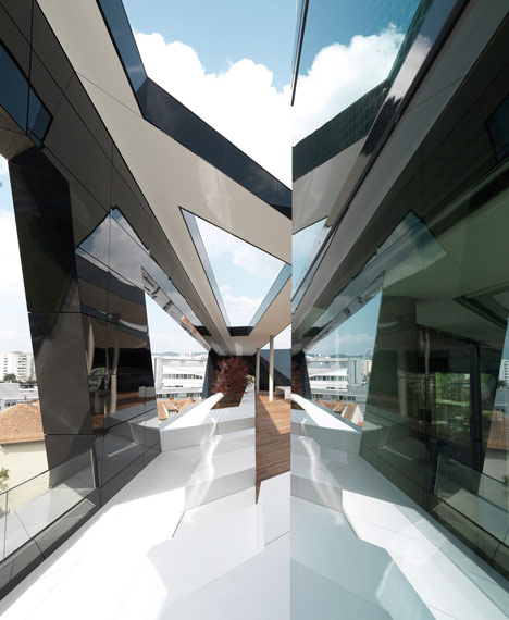 MP09 Black Panther by GS Architects