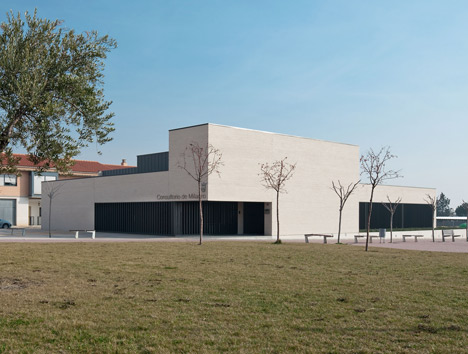 Medical Centre in Milagro by Doblee Architects