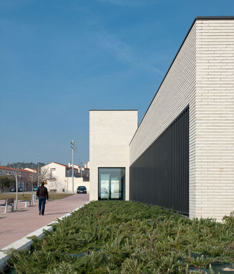 Medical Centre in Milagro by Doblee Architects