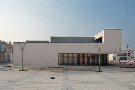 Medical Centre in Milagro by Doblee Architects