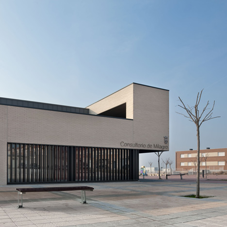 Medical Centre in Milagro by Doblee Architects