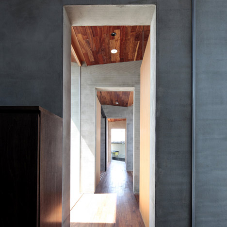 House with a wall by MasaoYahagi Architects House with a wall by MasaoYahagi Architects