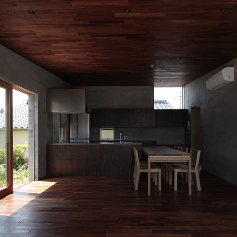 House with a wall by MasaoYahagi Architects House with a wall by MasaoYahagi Architects