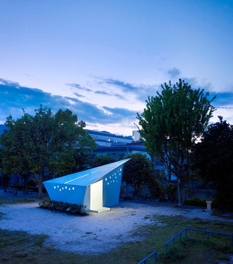 Hiroshima Park Restrooms by Future Studios Hiroshima Park Restrooms by Future Studios
