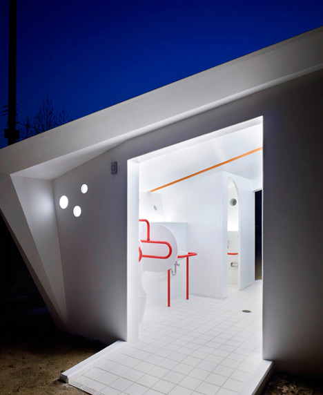 Hiroshima Park Restrooms by Future Studios Hiroshima Park Restrooms by Future Studios