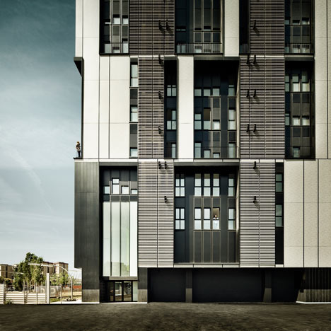 Social Housing Tower in Plaza Europa by R+B Arqts