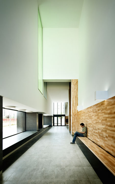 Social Housing Tower in Plaza Europa by R+B Arqts Social Housing Tower in Plaza Europa by R+B Arqts