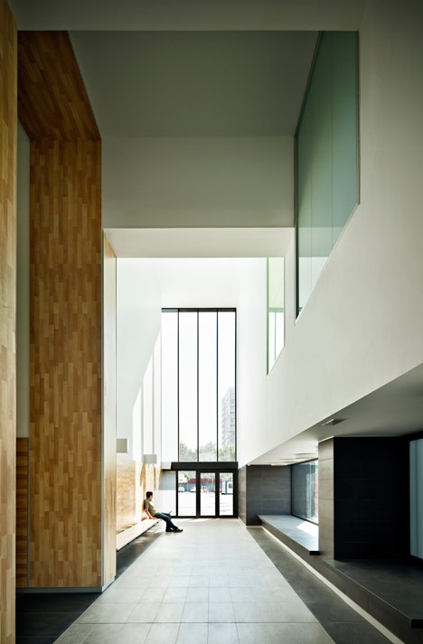 Social Housing Tower in Plaza Europa by R+B Arqts Social Housing Tower in Plaza Europa by R+B Arqts