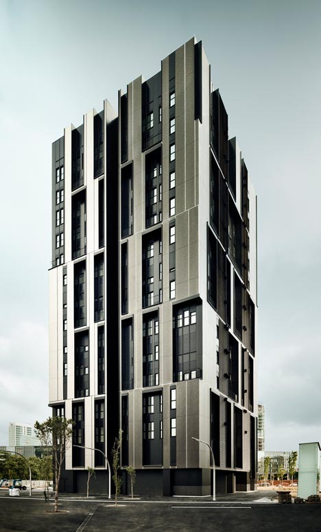 Social Housing Tower in Plaza Europa by R+B Arqts Social Housing Tower in Plaza Europa by R+B Arqts