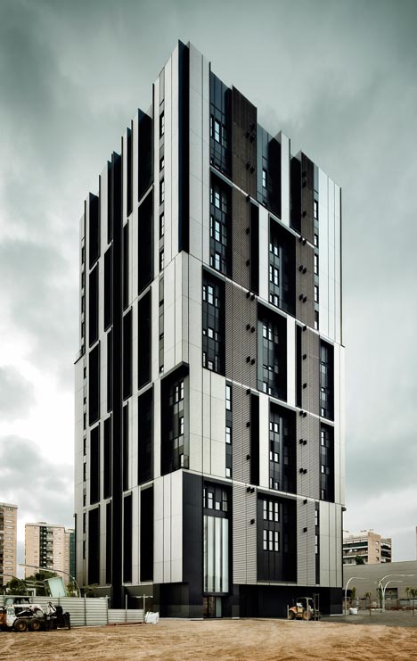Social Housing Tower in Plaza Europa by R+B Arqts Social Housing Tower in Plaza Europa by R+B Arqts