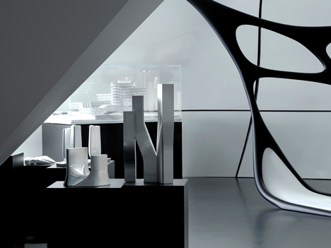 Une Architecture at the Mobile Art Pavilion by Zaha Hadid