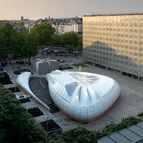Une Architecture at the Mobile Art Pavilion by Zaha Hadid