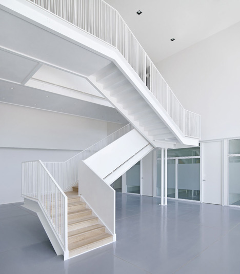 Office Building and Logistic Centre by Modostudio
