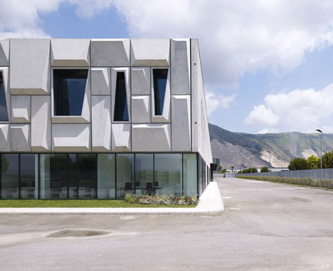 Office Building and Logistic Centre by Modostudio