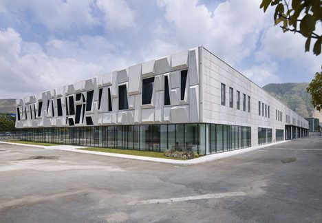 Office Building and Logistic Centre by Modostudio