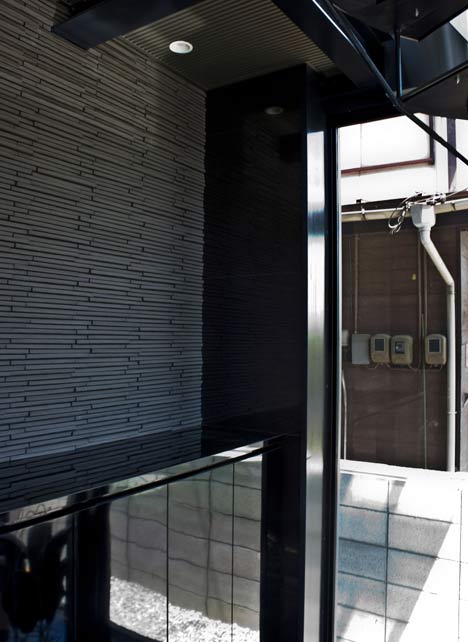 Black Slit House by Three.Ball.Cascade