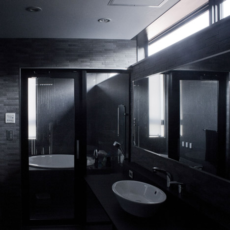 Black Slit House by Three.Ball.Cascade