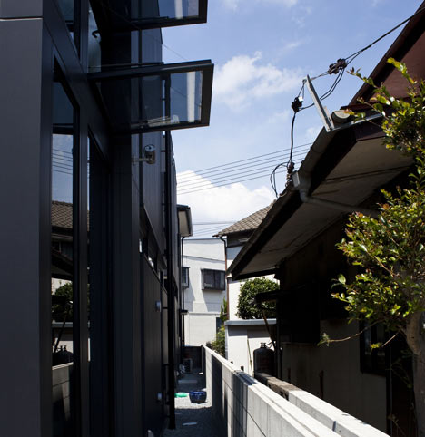 Black Slit House by Three.Ball.Cascade
