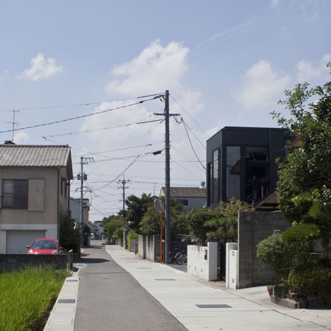 Black Slit House by Three.Ball.Cascade