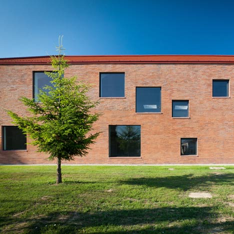 Community centre by MARP and Devenyi es Tarsa