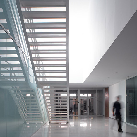 Instituto de Investigacion de Vehiculos by ACXT