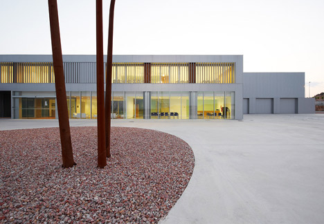 Instituto de Investigacion de Vehiculos by ACXT