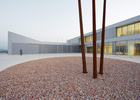 Instituto de Investigacion de Vehiculos by ACXT