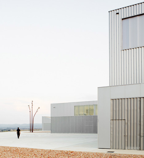 Instituto de Investigacion de Vehiculos by ACXT
