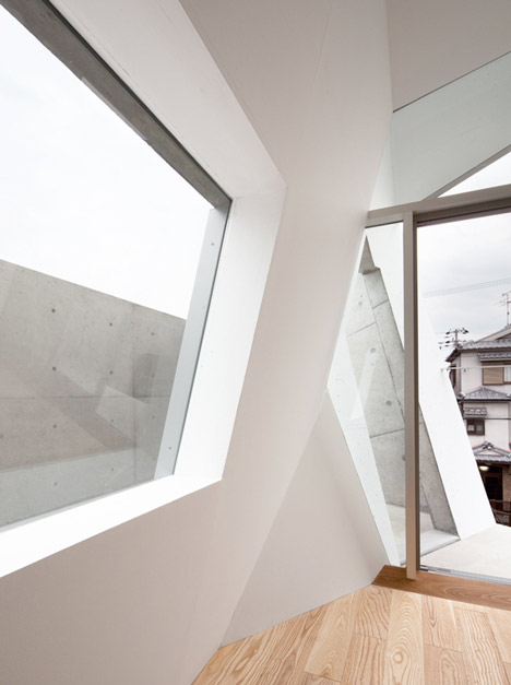 House Folded by Alphaville