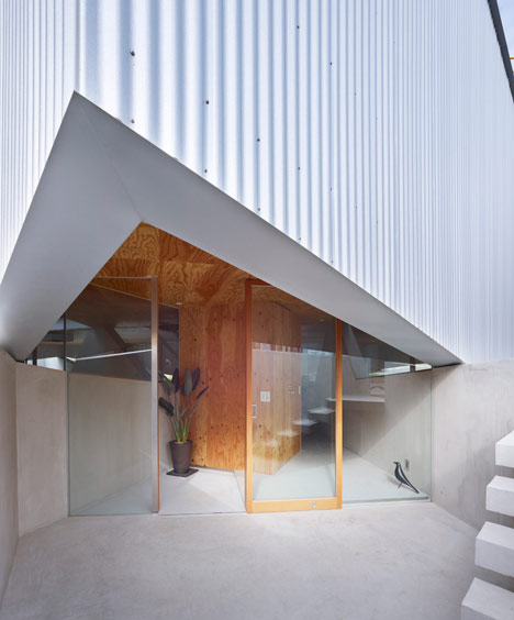 House in Saka by Suppose design office House in Saka by Suppose design office