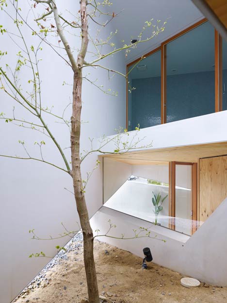 House in Saka by Suppose design office House in Saka by Suppose design office