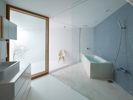House in Saka by Suppose design office House in Saka by Suppose design office