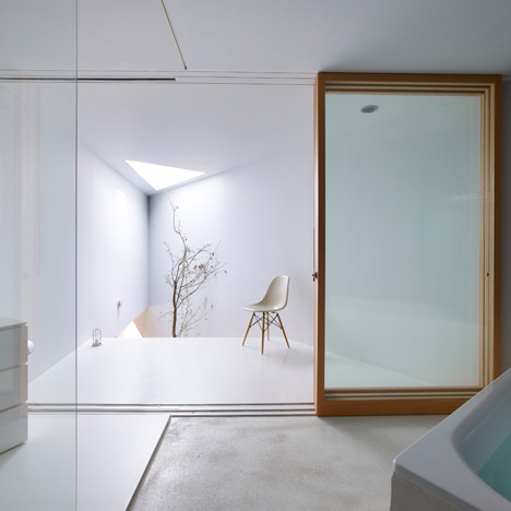 House in Saka by Suppose design office House in Saka by Suppose design office