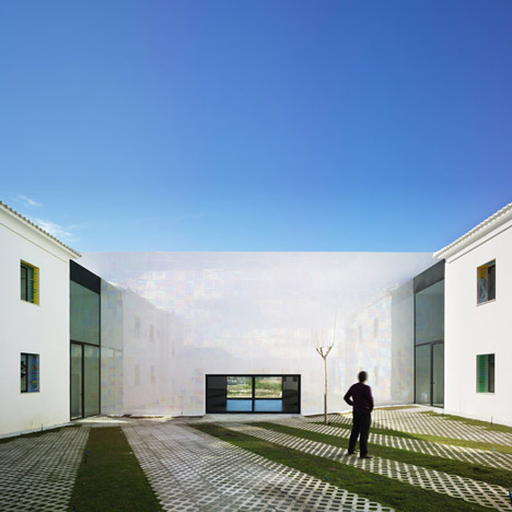 Music Hall and House in Algueña by Cor & Asociados