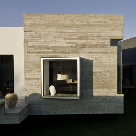 House for two artists by m + n arquitectos and Patricia Perera