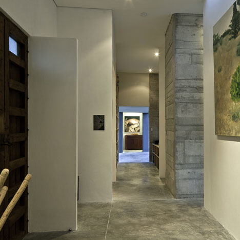 House for two artists by m + n arquitectos and Patricia Perera