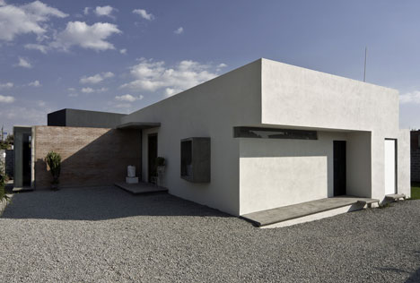 House for two artists by m + n arquitectos and Patricia Perera