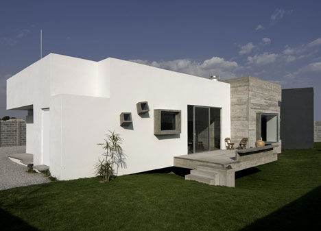 House for two artists by m + n arquitectos and Patricia Perera