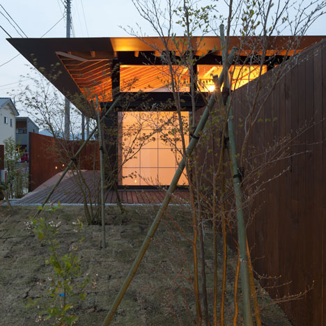 Large Roof House by Architect Cafe Large Roof House by Architect Cafe