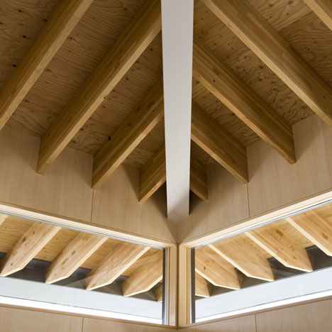 Large Roof house by Architect Cafe Large Roof house by Architect Cafe