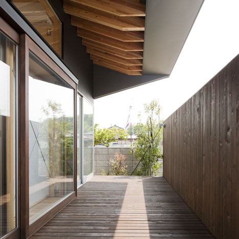 Large Roof House by Architect Cafe Large Roof House by Architect Cafe