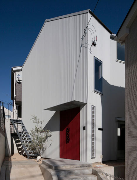 House with Empty Lot by ON design
